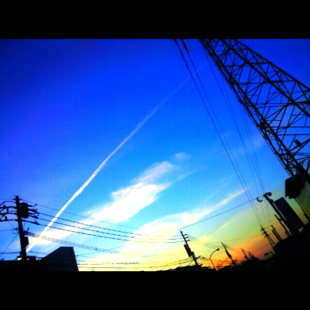 フリー素材 画像：夕焼けと飛行機雲の色取りが美しい（フリー画像 